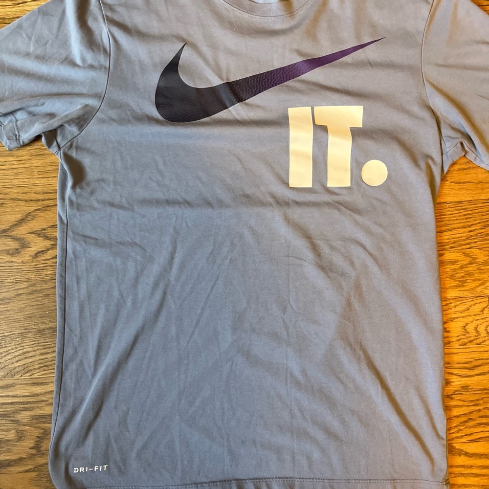 Nike Men's Purple and Cream Graphic Tee